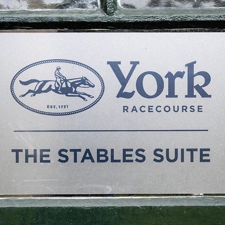 The Stable Suite At York Racecourse Exterior foto