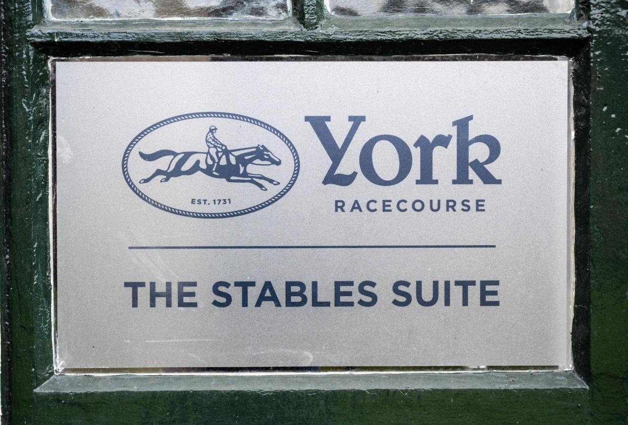 The Stable Suite At York Racecourse Exterior foto