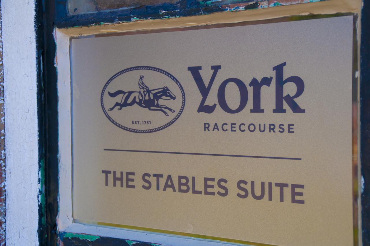The Stable Suite At York Racecourse Exterior foto