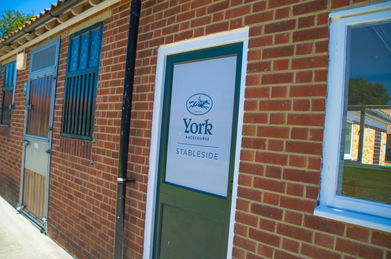 The Stable Suite At York Racecourse Exterior foto
